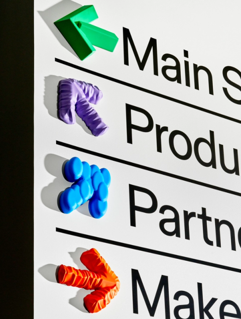 Visual Identity Config 2026: Figma Xây Hệ Nhận Diện Từ Glyph, Texture Đến Poster Và Không Gian 3D Như Thế Nào? 5 Biển chỉ dẫn Config 2026 với các mũi tên điêu khắc 3D nhiều màu
